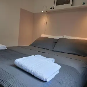 La Casa Di Madhu , Aeroporto di Catania Fontana Rossa Italia